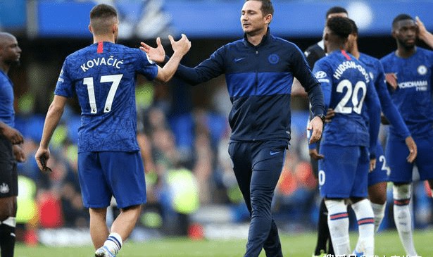  阿森纳防线失误造致命失球  