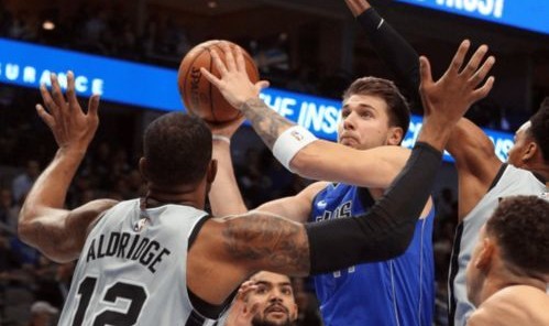  东契奇40+三双独行侠登顶  