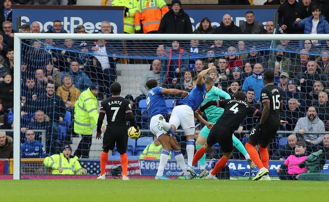  多特蒙德防线漏洞频现，连续三场失球引发质疑  