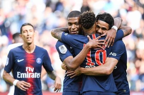  巴黎圣日耳曼争议点球，赛后舆论指责裁判偏袒  